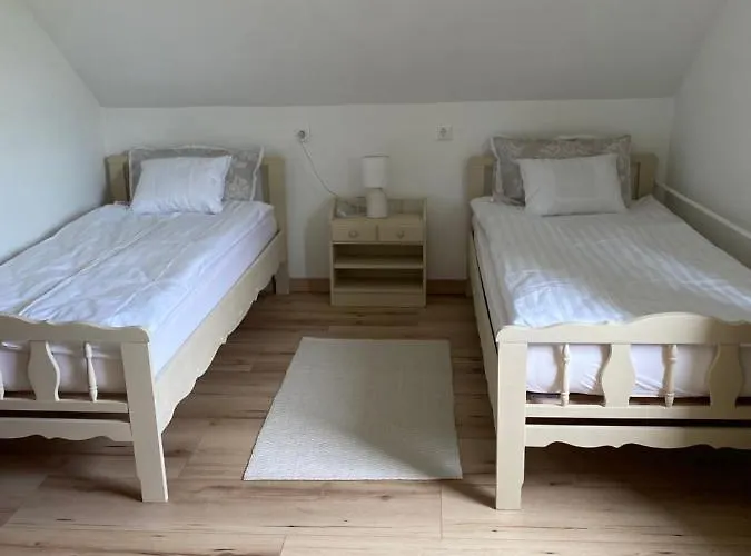 Vararok Vendeghaz - *